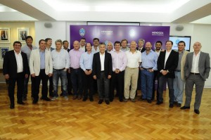 Los representantes de los 18 municipios junto a Cornejo y parte de su gabinete.