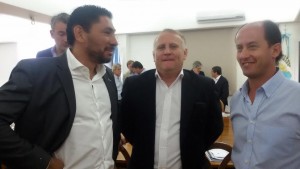 César Cattaneo y Ricardo Tribiño dialogan con el intendente de Tupungato Gustavo Soto.
