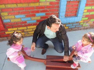 El intendente juega con dos niñas en la maroma sustentable.