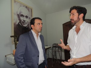Tadeo García Zalazar habla con Sebastián Alcaraz en las instalaciones del Hogarcito Don Orione.