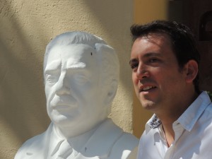 Tadeo García Zalazar junto al busto de Raúl Alfonsín.