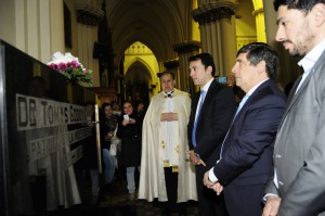 Tadeo García Zalazar junto a Rubén Giacchi y César Cattaneo en el Tedeum que brindó el padre Eduardo López.