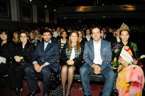 El intendente Tadeo García Zalazar junto a su esposa, al presidente del HCD, César Cattaneo, y la reina Celeste López.