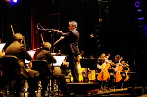 El director Pablo Herrero Pondal dirige a la Folarmónica de Mendoza.