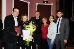 Antonieta, mujer de Roberto Tuninetti, recibió emocionada la distinción. En la foto la acompañan el intendente Tadeo García Zalazar, el presidente del HCD, César Cattaneo, y los concejales Sergio Biskupovich, Adriana Barcia y Mariana Zlóbec.