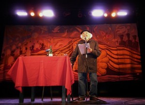 Ernesto Cardenal ofreció su poesía en el teatro Plaza