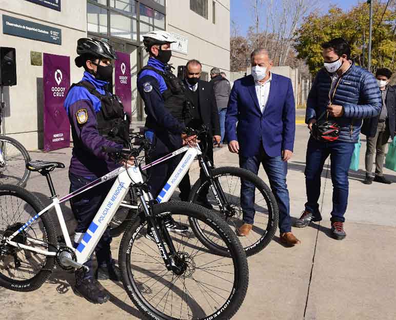 Tecnolog a y seguridad Godoy Cruz entreg bicicletas el ctricas a