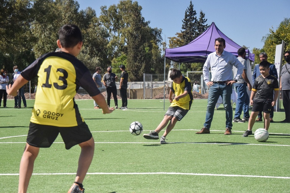 Sueño cumplido para el Club Peñarol: la Muni construyó la nueva cancha de  fútbol - Godoy Cruz